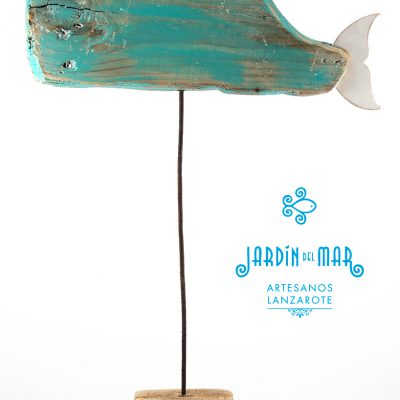 Whale made with driftwood and recycled materials - Jardin del Mar